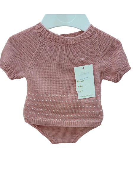 Conjunto de hilo para niña recién nacida.