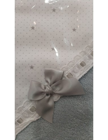 Capa de baño de bebe  gris de estrellas.