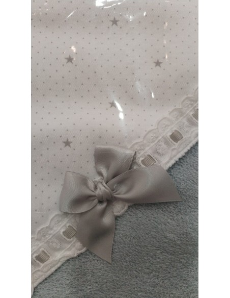 Capa de baño de bebe  gris de estrellas.